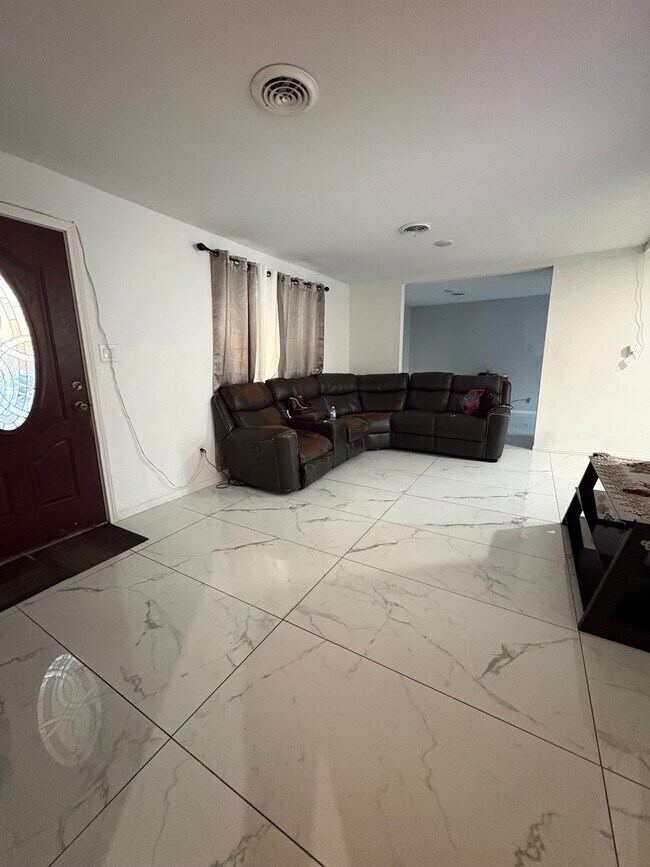 Foto del edificio - 3225 Schieffer Ave