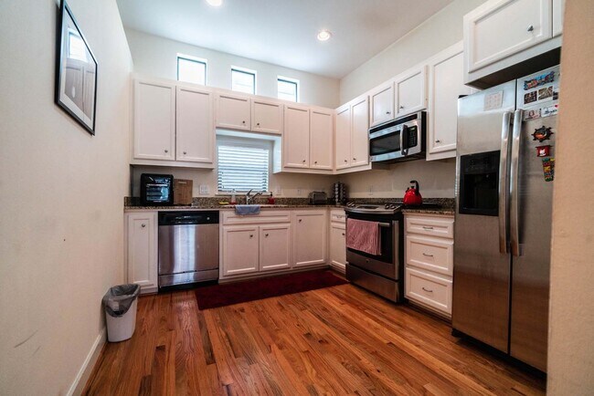 Foto del edificio - 2710 Hullsmith Dr