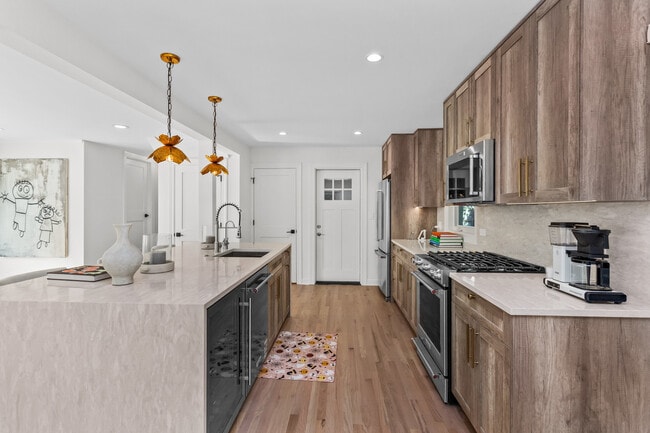 Building Photo - 1380 Cavell Ave