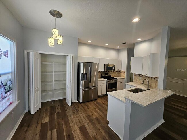 Foto del edificio - 7715 Bristol Park Dr