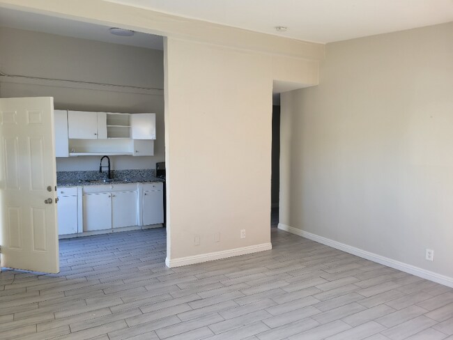 Foto del edificio - 2129 Ballard Dr