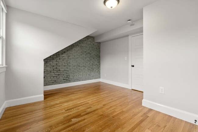 Building Photo - HOT BRIGHTON LISTING!!!!