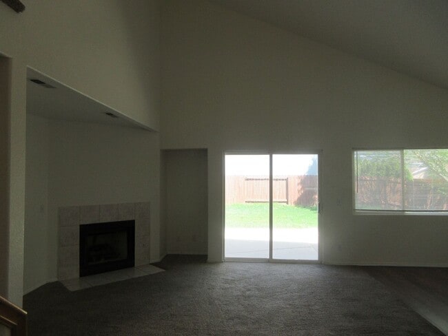 Building Photo - Move-In Bonus - 4 Bedroom - 2 bath - Singl...