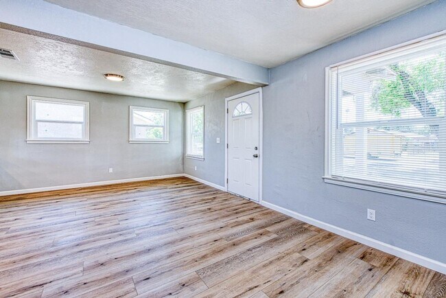 Building Photo - 2 br, 1 bath House - 3309 E Platt Ave