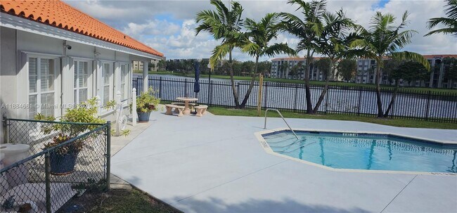 Foto del edificio - 8372 SW 23rd Ct