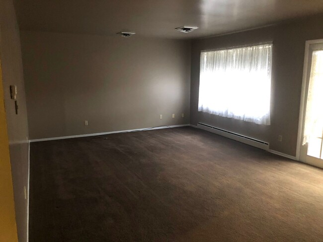 Building Photo - Beautiful Family Home