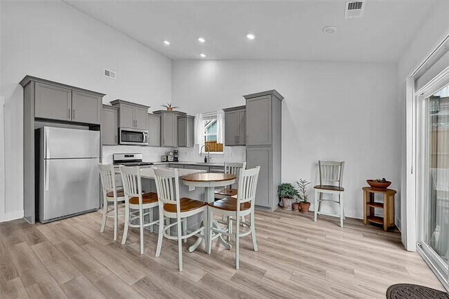 Building Photo - 529 Overbrook Dr