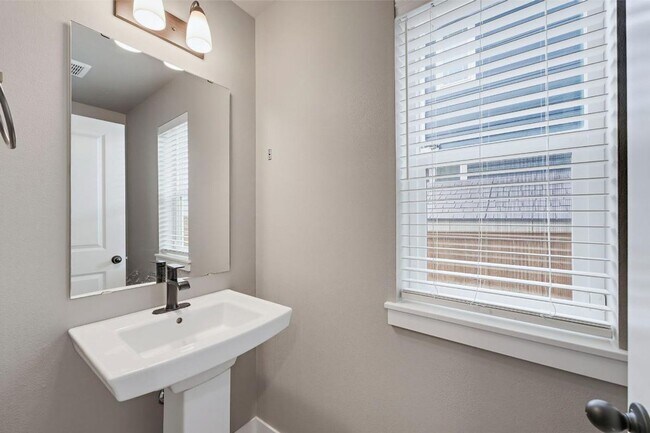 Foto del edificio - Spacious Newer Lacey Home | 3-Bed Home with A/C, Gas Fireplace, Bonus Loft & Fully Fenced Backyard!