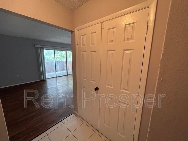 Building Photo - 3974 Versailles Dr