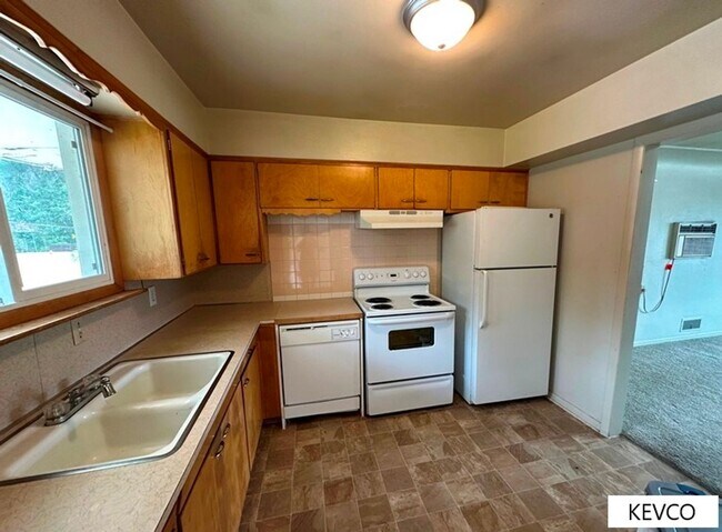 Foto del edificio - Massive Three Bedroom Home with Yard!