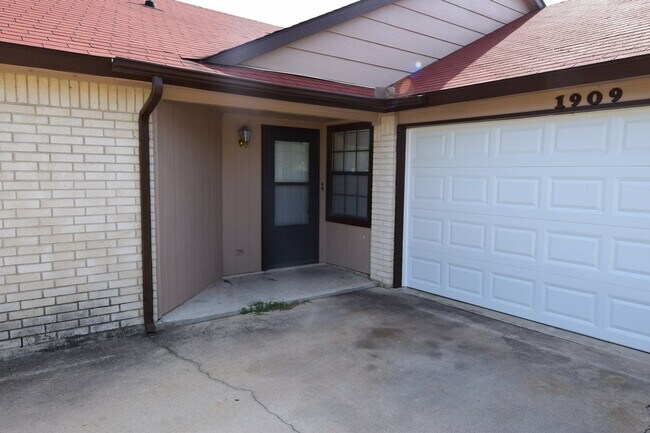 Building Photo - 1909 Kingwood Dr
