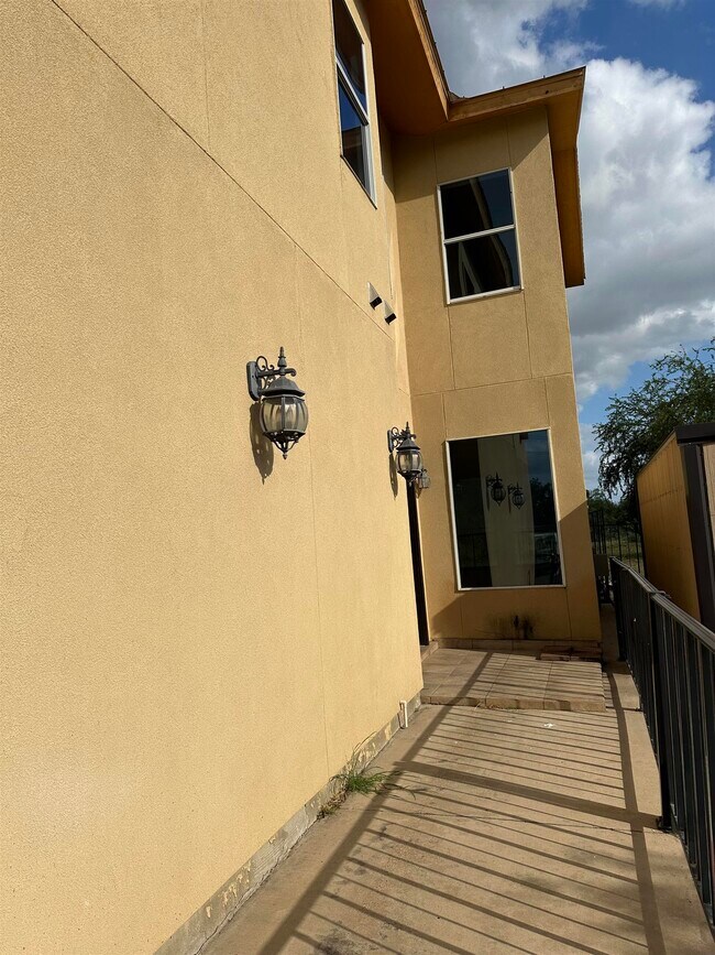 Foto del edificio - 7601 King Arthurs Ct