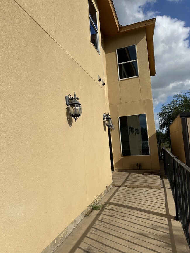 Building Photo - 7601 King Arthurs Ct