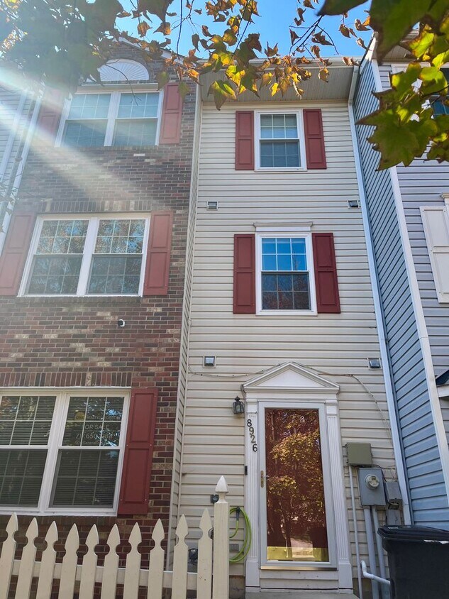 Primary Photo - Beautiful Updated 3 BR/2.5 BA Townhome in ...