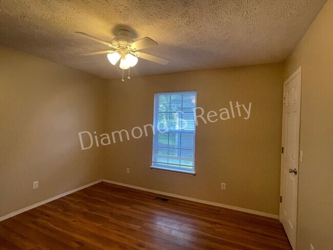 Foto del edificio - 3 Bedroom Duplex Available!