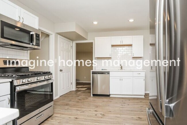 Foto del edificio - Fully Renovated 4 Bedroom Single Family Ho...
