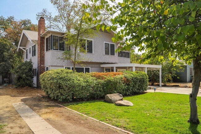 Building Photo - 4 br, 3 bath House - 1016 N College Ave