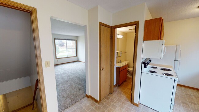Foto del edificio - Sublease - 2 Bedroom Townhome Available March 9th, 2026