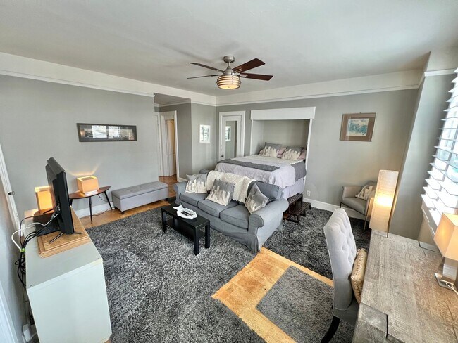 Foto del edificio - Chic Ocean-View Furnished Studio in a Hist...