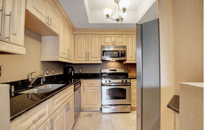 Foto del edificio - Luxury 1-Bedroom Rental in Guard-Gated Meridian – Walk to the Strip!