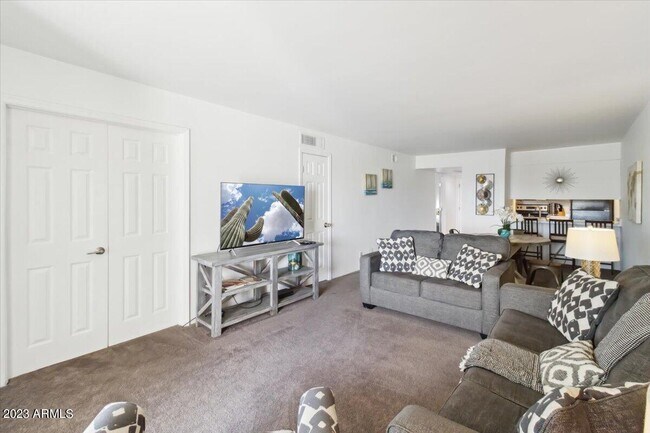 Foto del edificio - 7625 E Camelback Rd