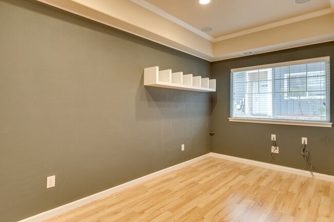 Building Photo - Luxury Mountlake Terrace Townhome with Garage