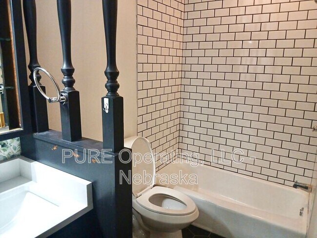 Building Photo - 120 N 6th St