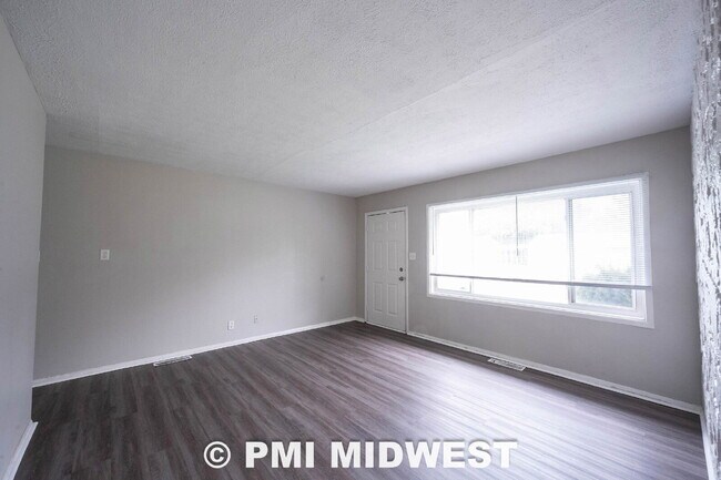 Building Photo - "Charming 3-Bedroom Home in Indianapolis with Modern Comforts!"