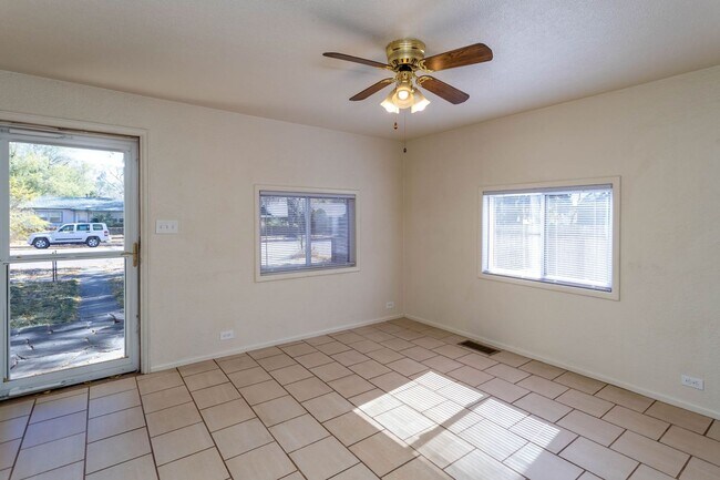 Building Photo - Centrally located!