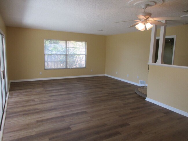 Foto del edificio - Wekiva 3 bedroom 2 bath 2 car garage with ...