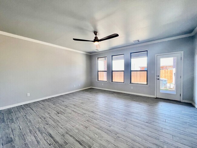 Building Photo - Beautiful Newer Townhome in Midland Tx! Go...