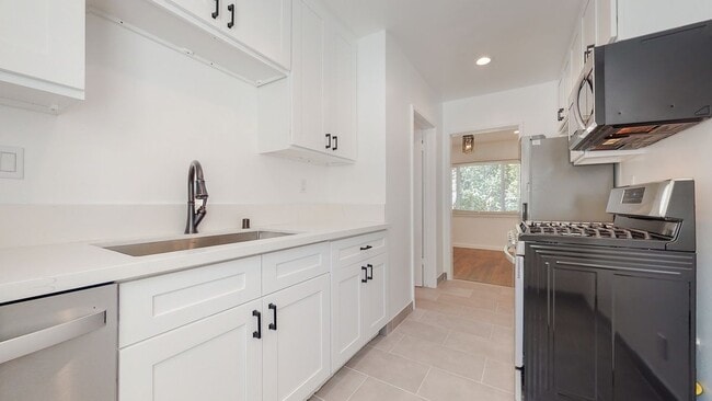Building Photo - 3368 Rowena Ave