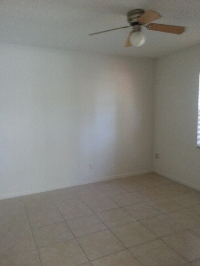 Foto del edificio - CUTE AFFORDABLE 2/2 DUPLEX off Michigan!
