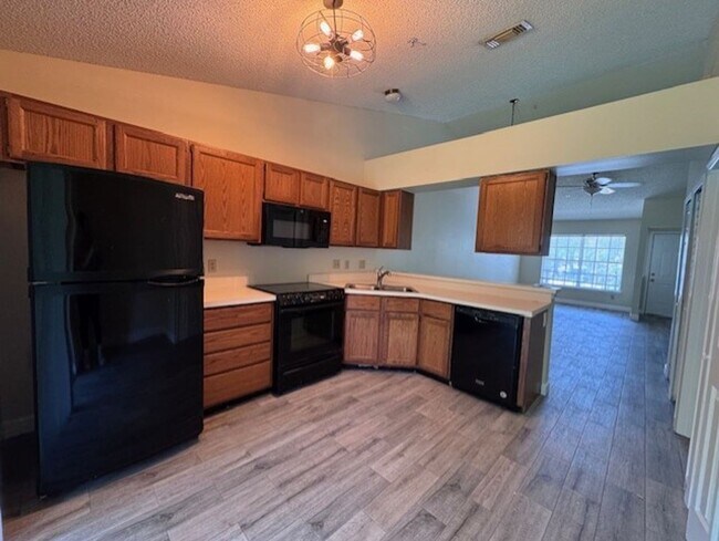 Foto del edificio - Second floor, 2/2 unit with wooded view near UCF