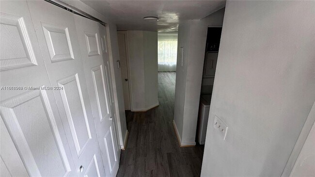 Building Photo - 10086 Twin Lakes Dr