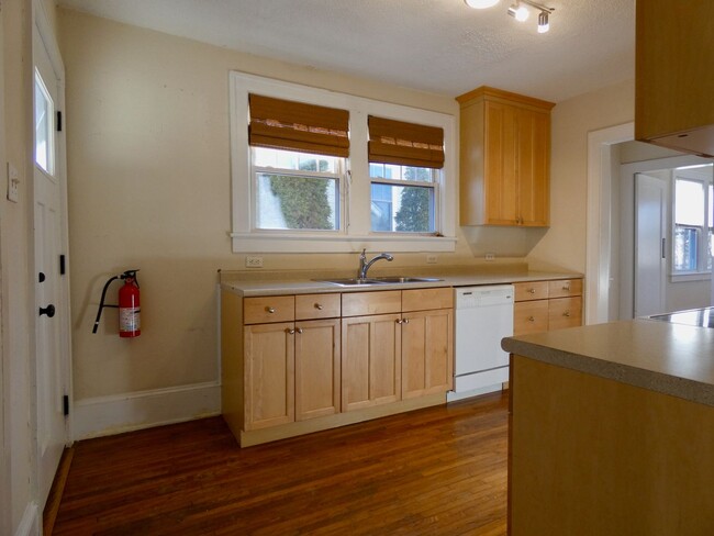 Building Photo - 1920s Craftsman Bungalow in Norwood Park -...