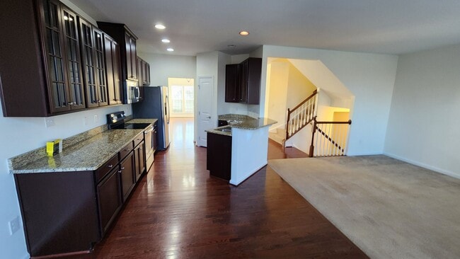 Building Photo - Spacious, Large, Luxury 3 Bedroom Townhous...