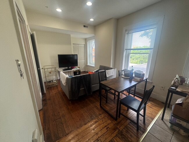 Building Photo - 247 Roxbury St