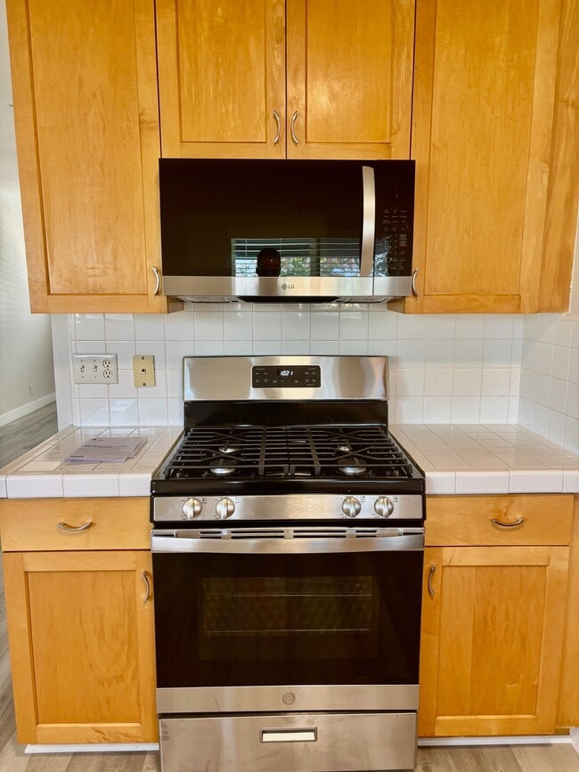 Building Photo - 808-812 Westmount Dr
