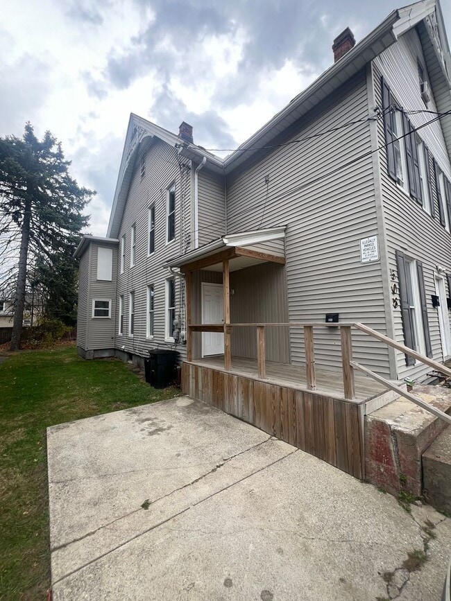 Building Photo - 508-10 E 6th St