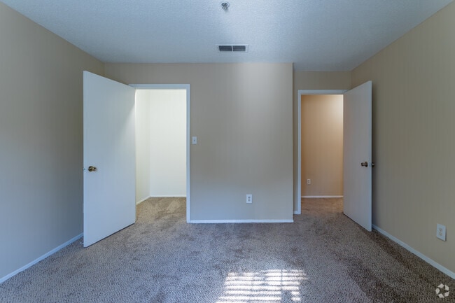 2BD, 1BR - 978SF - Bedroom - Colony Woods