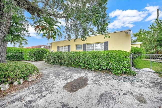 Building Photo - 2225 SW 62nd Ct