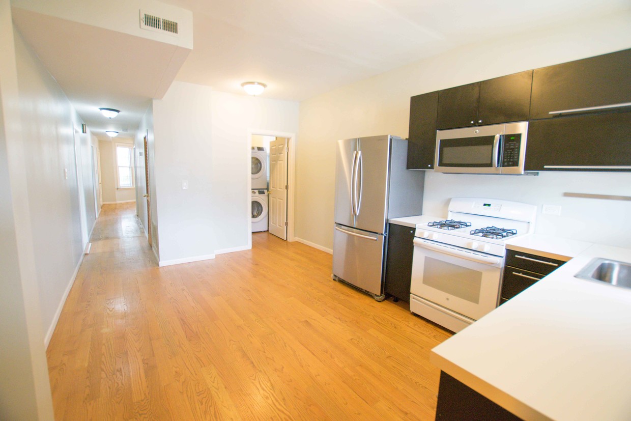 Foto principal - 3750 N Albany Ave