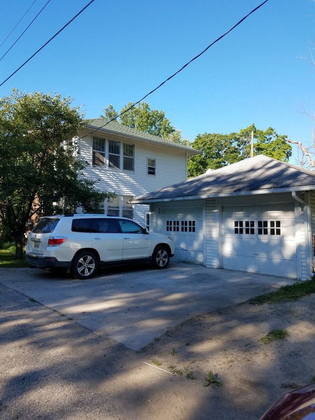 Building Photo - 3 Bedroom  1 Bathroom Duplex - Alma