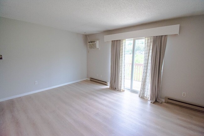Building Photo - Nicely updated 2br condo in excellent NE location!