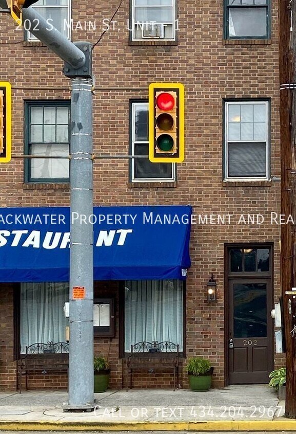 Foto principal - 1 Bedroom Apartment in Downtown Amherst!