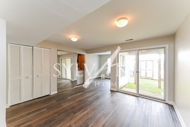 Building Photo - Welcome home to this lovely 3 bedroom, 2.5...