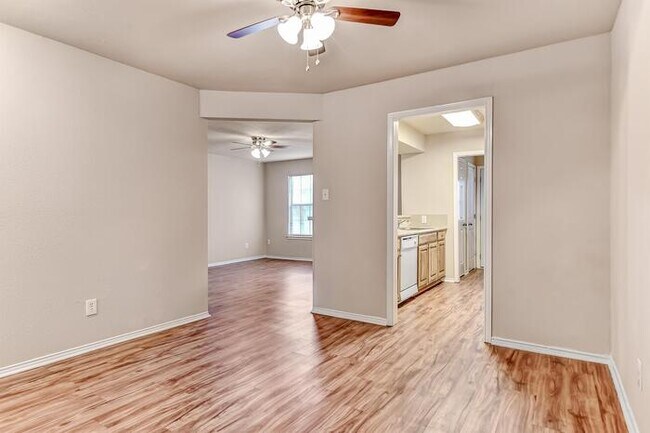 Building Photo - 2103 E Pecan St