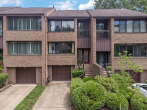 Building Photo - 804 Fairways Dr