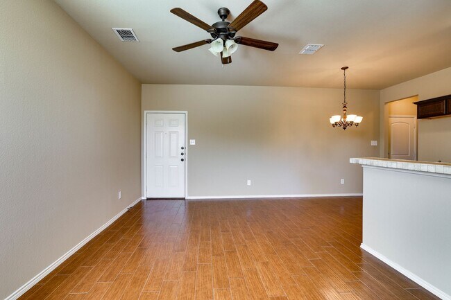 Building Photo - AVAILABLE NOW! BEAUTIFUL 3 BEDROOM TOWNHOU...